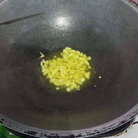 Lelehkan margarin kemudian tumis bawang putih hingga harum.