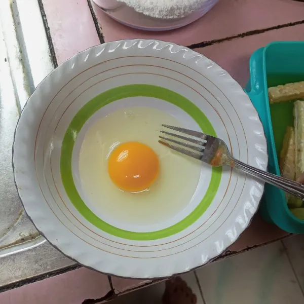 Kocok lepas telur, sisihkan.