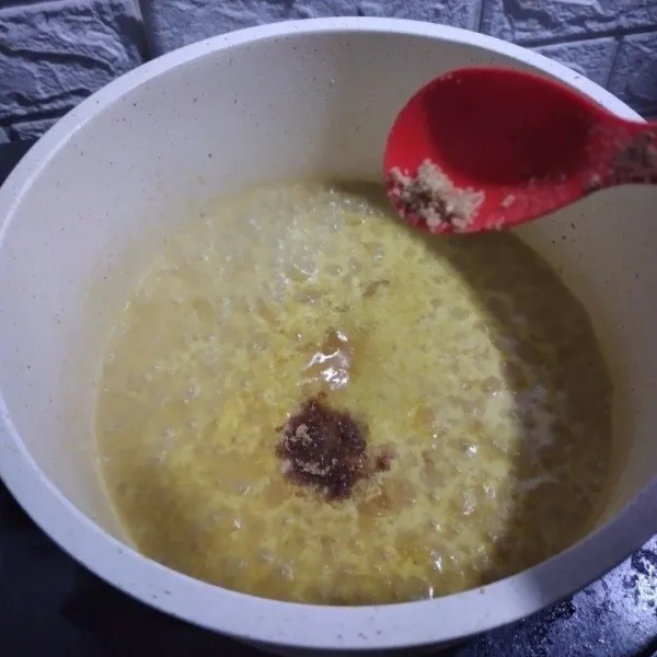 Tambahkan garam, gula, lada bubuk, dan kaldu penyedap.