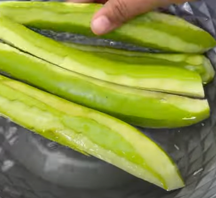 Potong dan cuci bersih terongnya