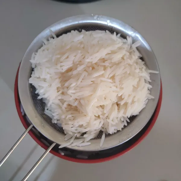 Cuci bersih beras basmati, kemudian rendam dengan air selama 1 jam, lalu tiriskan.