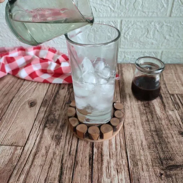 Kemudian tuang air dingin ke dalam gelas.