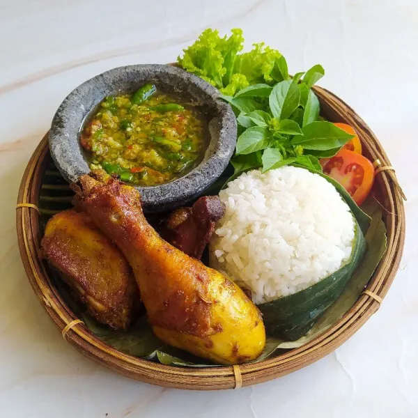 Plating dengan nasi, ayam, lalapan dan sambal cikur. Siap disajikan 🥰.