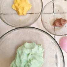 Bagi 3 adonan untuk diberi pewarna. Adonan hijau lebih banyak, kuning dan coklat sedikit.