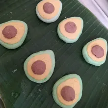 Bentuk menyerupai avocado .