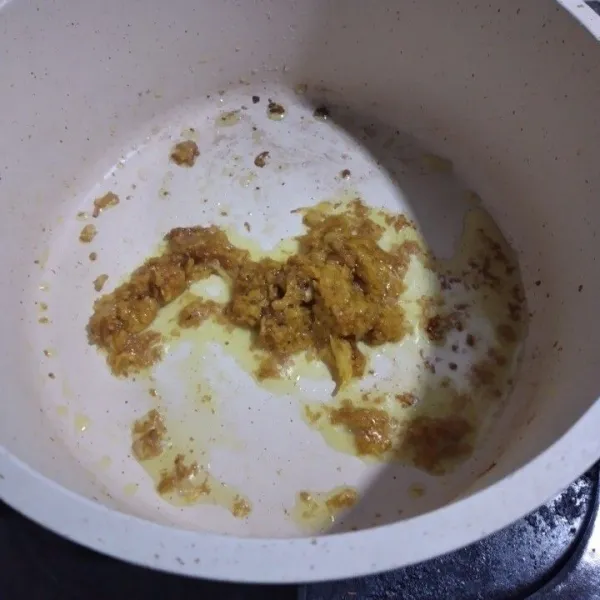 Tumis bumbu yang telah dihaluskan dengan sedikit minyak hingga harum.