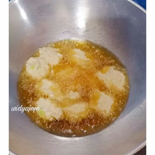 Panaskan minyak di wajan, celupkan sendok yang tadi dipakai untuk mengaduk adonan agar nanti tidak mudah lengket, kemudian bentuk adonan dan goreng hingga kuning keemasan.