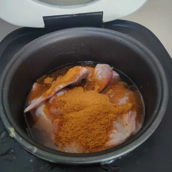 Masukkan ayam, air, semua bahan bumbu, tumisan bawang bombai dan minyak samin, kemudian masak hingga ayam matang.