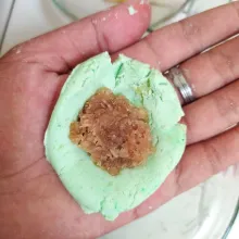 Ambil adonan hijau lalu isi dengan unti kelapa.