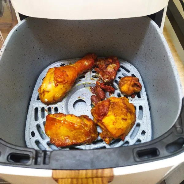 Air fry ayam di suhu 200°C selama 15 menit.