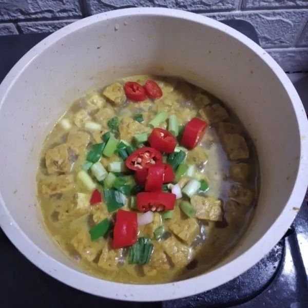 Tambahkan irisan daun bawang dan cabe merah, aduk dan matikan kompor, siap disajikan.