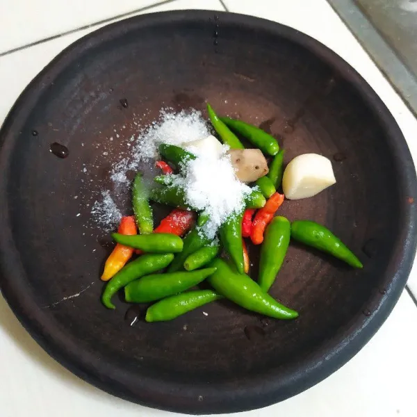 Siapkan bahan sambel dan cuci bersih.