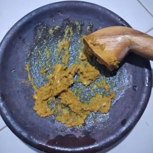 Haluskan bawang merah, bawang putih, ketumbar, dan kunyit.