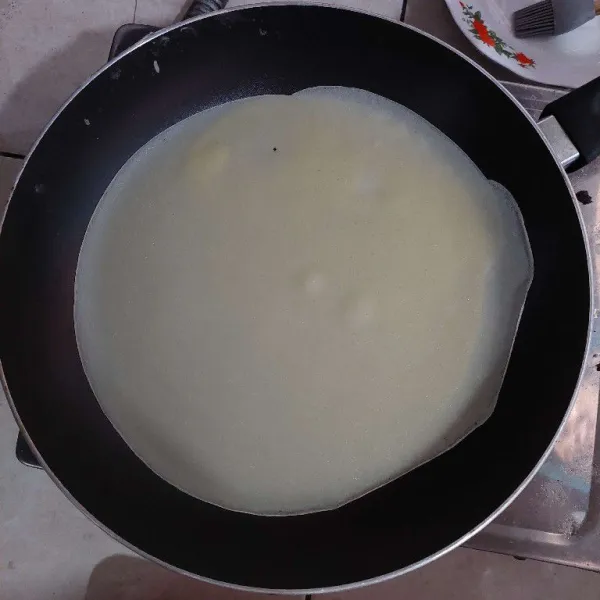 Siapkan teflon, tuang adonan, masak dengan api kecil hingga adonan tidak lengket lagi dan angkat, kulit risol siap digunakan.
