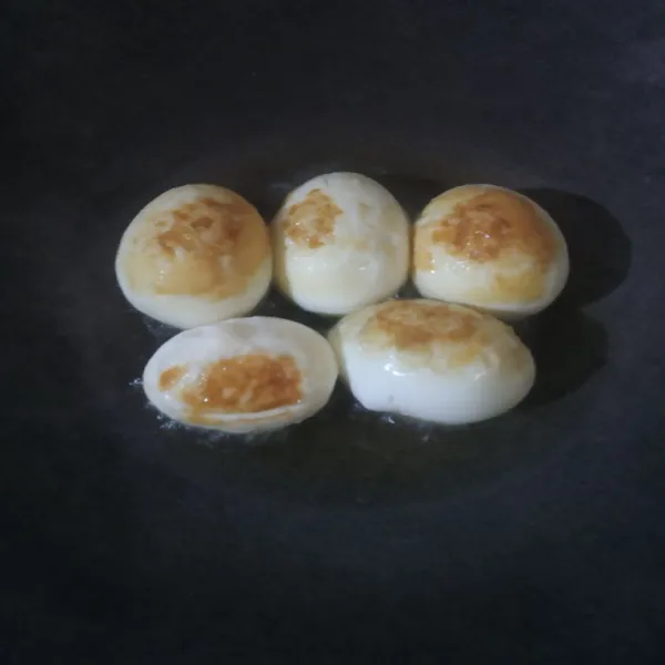 Goreng telur rebus sampai berkulit, angkat dan tiriskan.