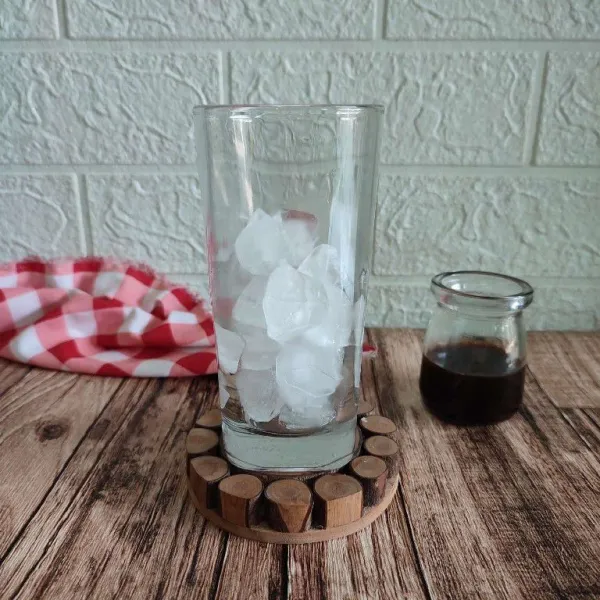 Masukkan iced cube ke dalam gelas saji.