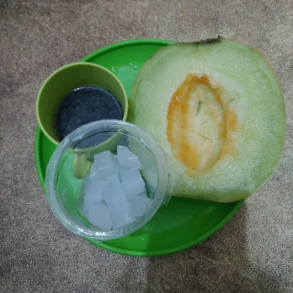 Siapkan bahan-bahan untuk toping, untuk buah melon saya bentuk bulat-bulat.