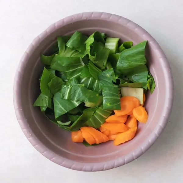 Cuci bersih pokcoy dan wortel, kemudian potong-potong.