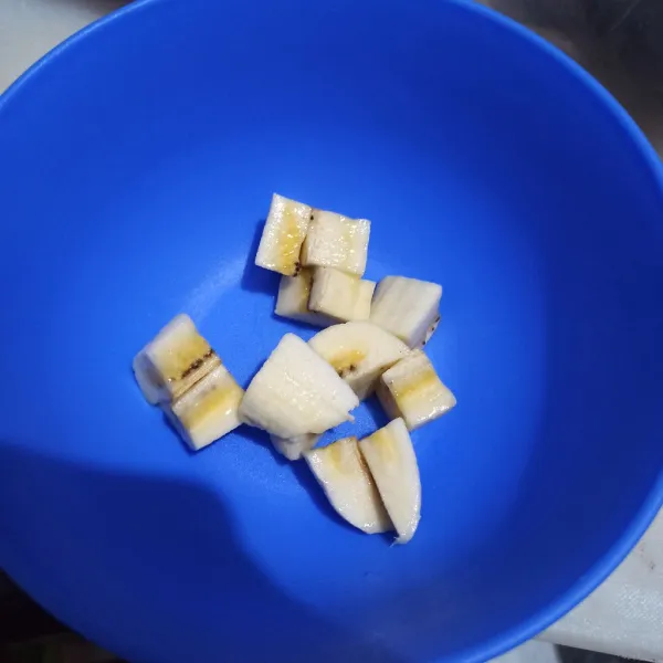 Potong pisang kecil-kecil.