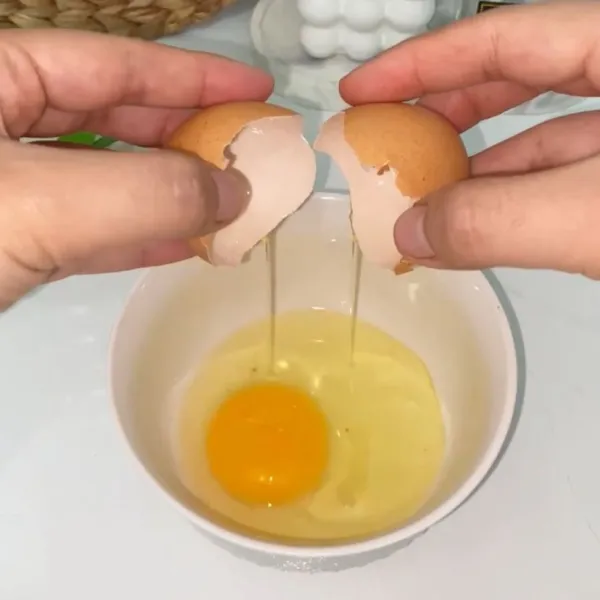Pecahkan satu butir telur