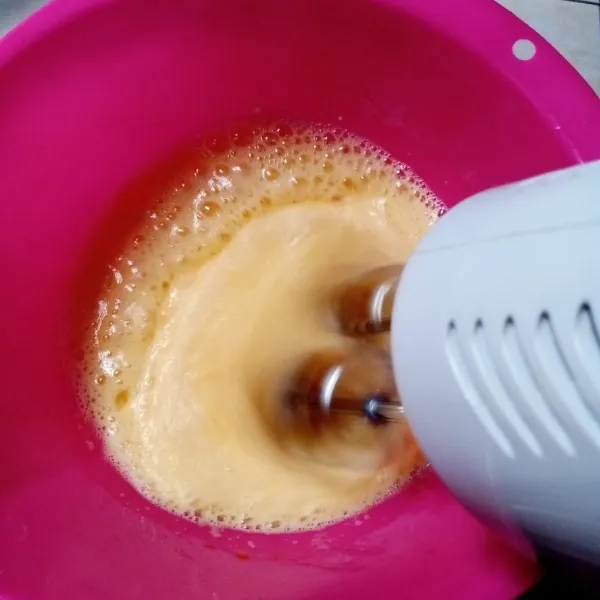 Mixer telur dan gula halus hingga mengembang kental berjejak.