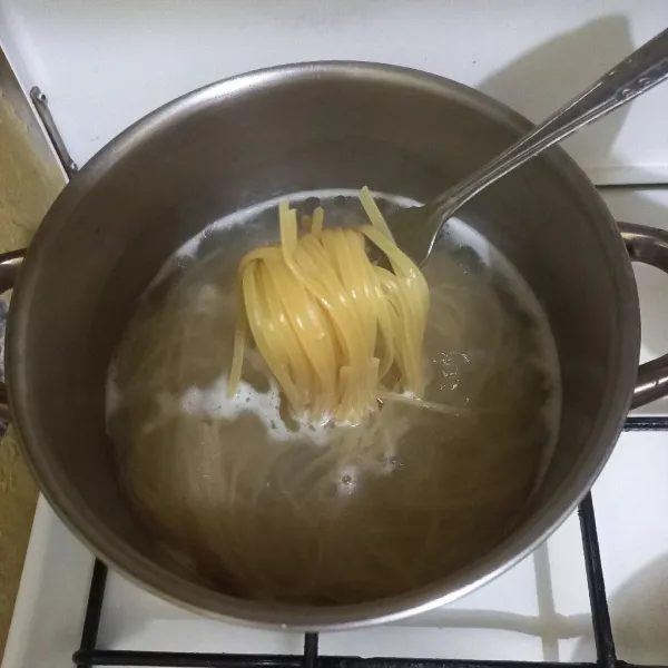 Rebus pasta fettuccine hingga matang, tiriskan.