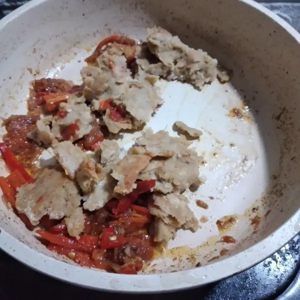 Masukkan tempe gembus yang telah diulek halus, campur dengan bumbu, beri sedikit air jika dirasa terlalu kering.