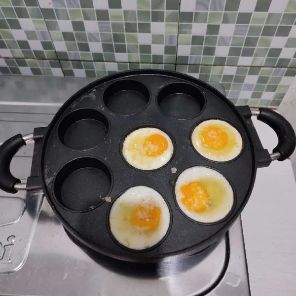 Buat telur ceplok dengan snack maker, beri sedikit garam.