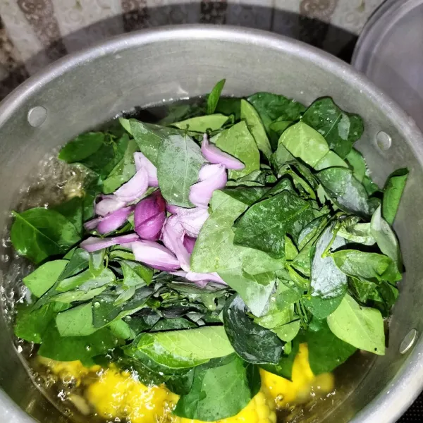 Masukkan daun katuk dan bawang merah iris.