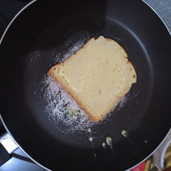 Panaskan margarin, lalu panggang roti.