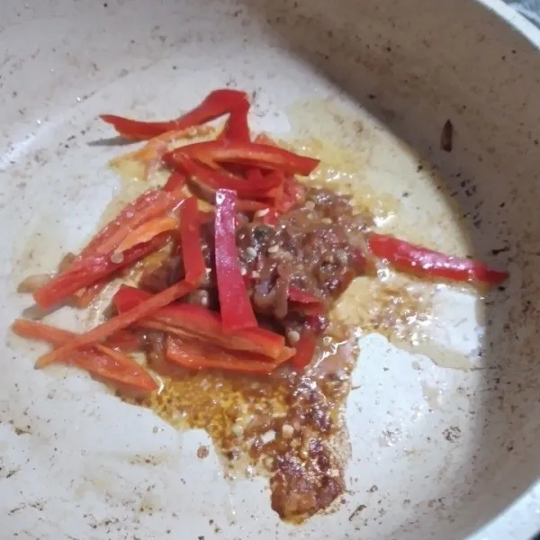 Tumis bumbu halus bersama irisan cabe besar hingga tanak.