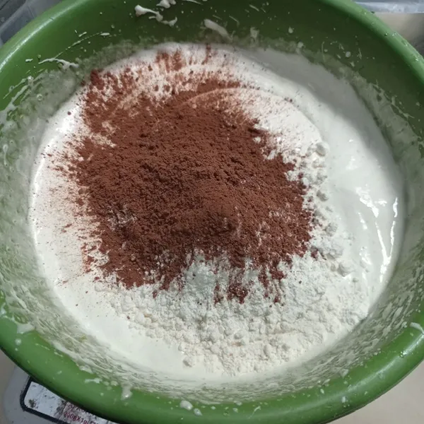 Masukan tepung terigu dan coklat bubuk mixer dengan speed rendah asal rata.