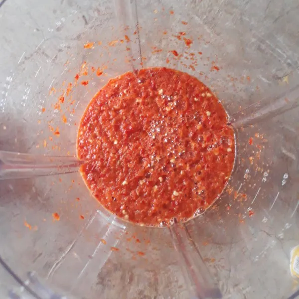 Blender cabe merah, bawang merah, bawang putih, kemiri dan cabe rawit.