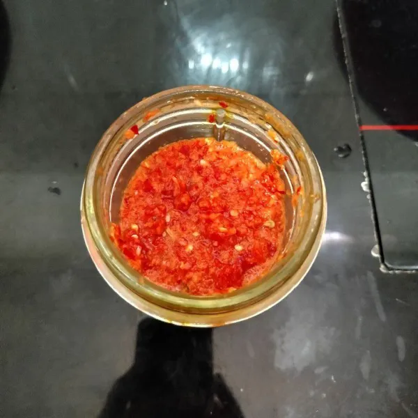 Masukkan cabai merah besar, cabai rawit, bawang merah dan bawang putih ke dalam blender. Lalu proses sebentar saja sehingga bumbu masih tampak kasar.