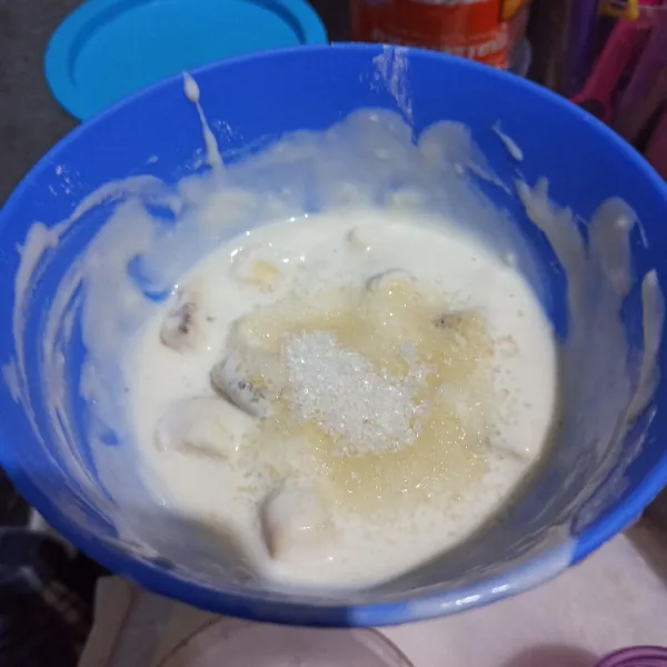 Masukkan pisang, beri gula pasir, garam dan vanili bubuk.