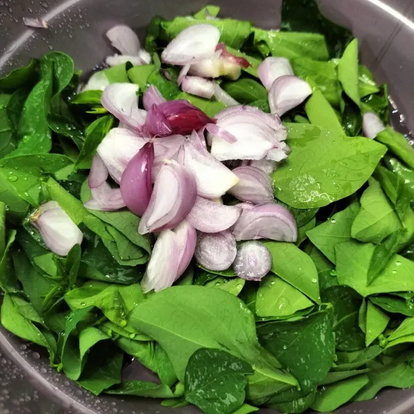 Cuci bersih daun katuk dan bawang merah, lalu iris bawang merah.