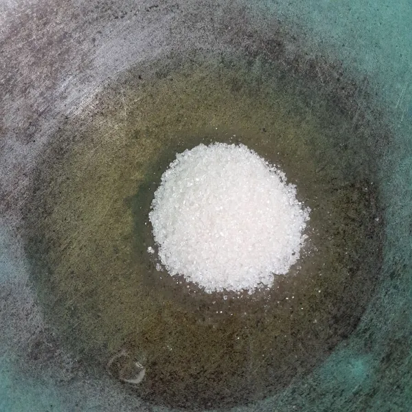 Masukan minyak goreng, masukan gula pasir masak sampai gula larut.