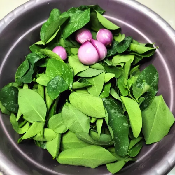 Petik daun katuk dari tangkainya dan kupas bawang merah.