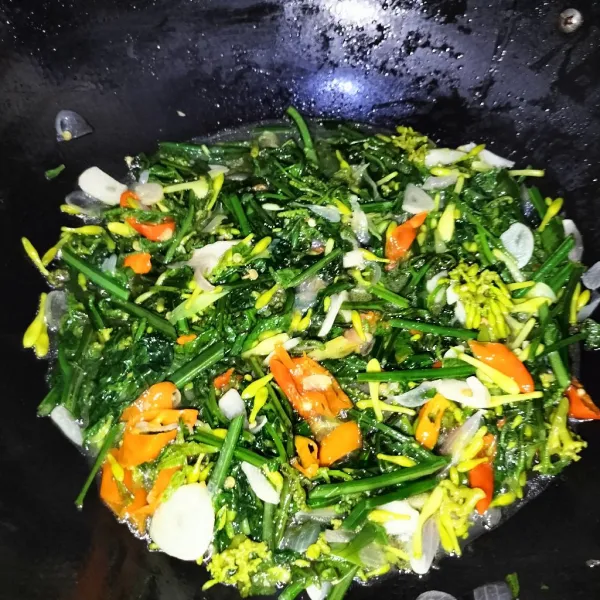 Tumis sampai matang, koreksi rasa dan matikan kompor.