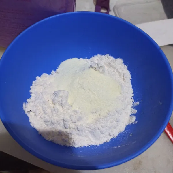 Campur tepung dan susu bubuk.