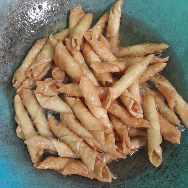 Masukan kacang selimut, aduk-aduk sampai matang.