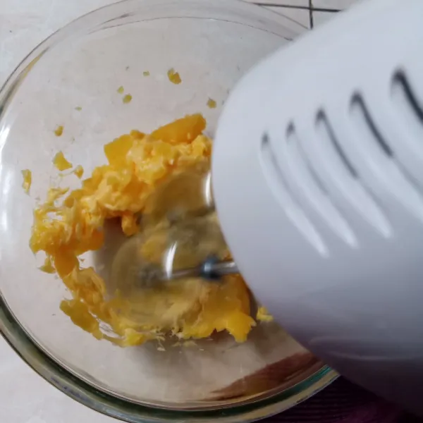 Mixer margarin dan butter hingga pucat dan mengembang.
