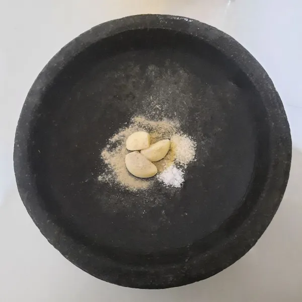 Bumbui Bawang Putih, dengan garam, merica dan kaldu bubuk