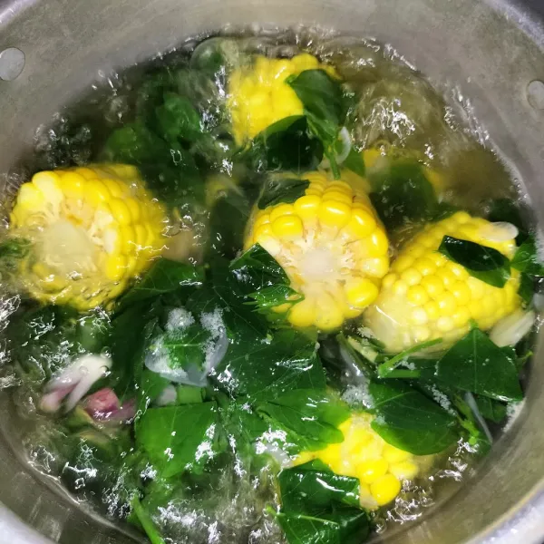 Aduk sampai merata. Kalau sudah matang, koreksi rasa dan matikan kompor.