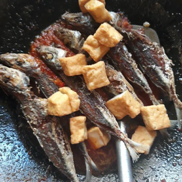 Masukkan ikan dencis dan tahu goreng.