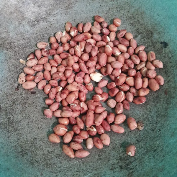 Sangrai kacang tanah sampai kecoklatan.
