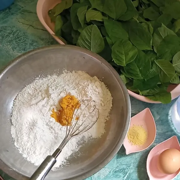 Campurkan tepung beras, tepung tapioka dengan bumbu yang sudah dihaluskan, kaldu ayam dan juga air. Aduk rata.