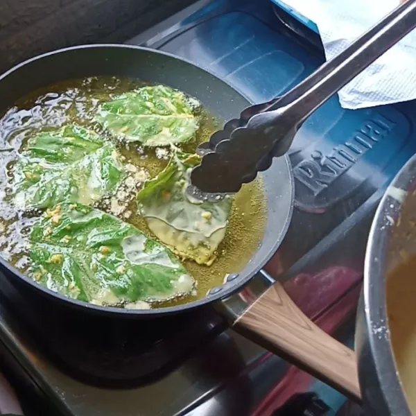 Panaskan minyak, celupkan satu persatu bayam ke adonan tepung kemudian goreng, jangan lupa balik bayam.