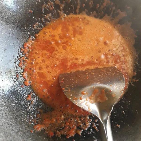 Tumis bumbu halus sampai matang. Masukkan kaldu dan garam secukupnya. Tambahkan gula pasir dan sedikit air. Biarkan hingga masak.