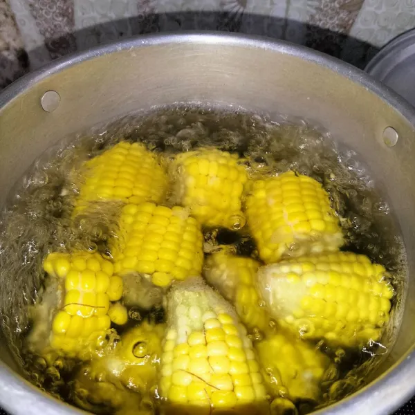 Potong-potong jagung, cuci bersih lalu rebus sampai mendidih.